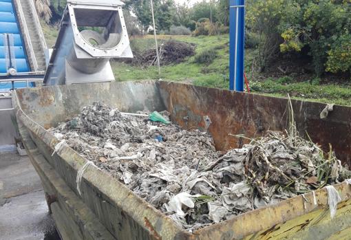 Restos sólidos y toallitas húmedas retiradas por Emasesa de la red de saneamiento