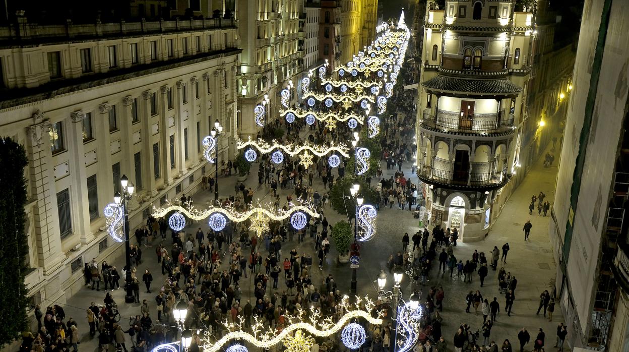 Los sevillanos ya disfrutan de la Navidad en las calles