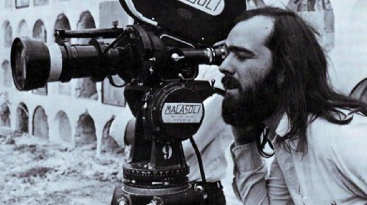 Gonzalo García Pelayo llegó a Sevilla con apenas 8 años para convertirse en productor musical, presentador, director, locutor y saltar a la fama en los noventa por obtener grandes ganancias en casinos de todo el mundo