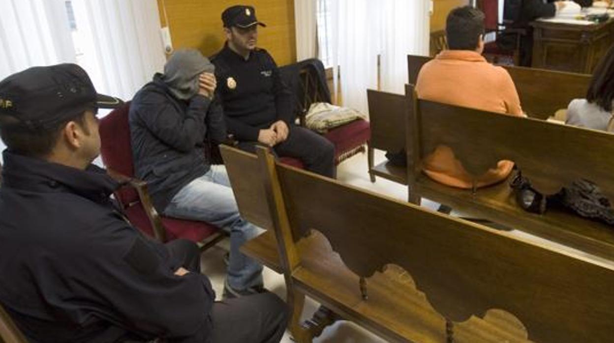 Imagen de archivo de un acusado en un juicio celebrado en la Audiencia de Sevilla