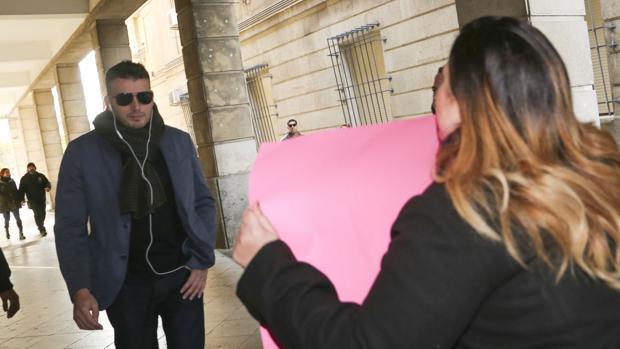 ¿Quién está detrás de la cadena sevillana Peluquerías Low Cost?