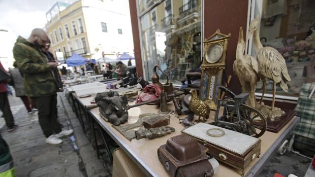 Las seis razones por las que los vecinos de la calle Feria piden el traslado del mercadillo de El Jueves