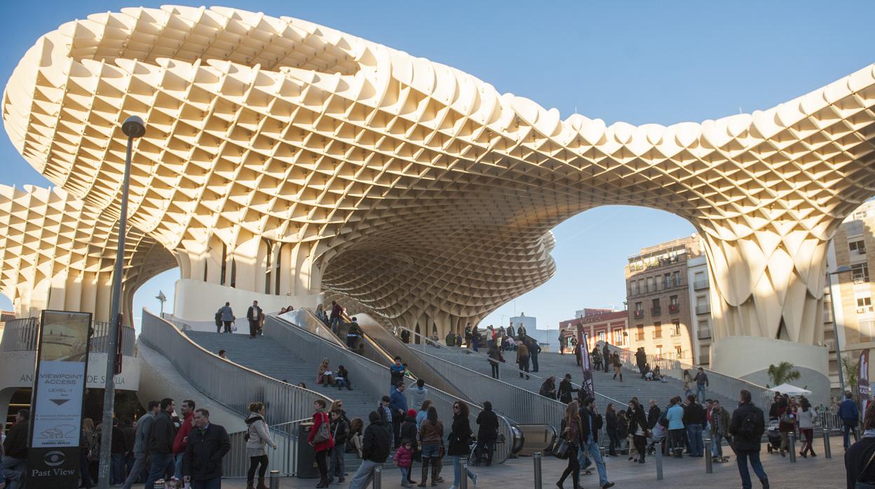 Viandantes por la sevillana plaza de la Encarnación