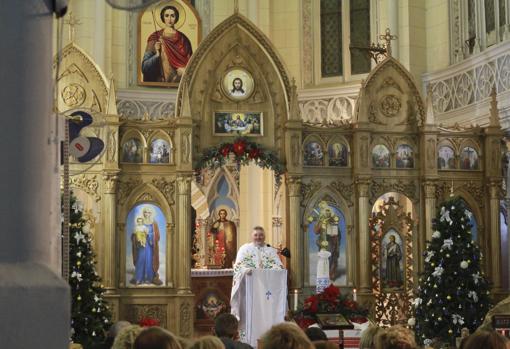 El padre Dmytro durante la misa