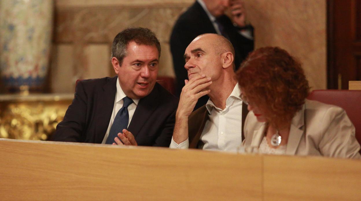 Juan Espadas y Antonio Muñoz, charlando durante un pleno