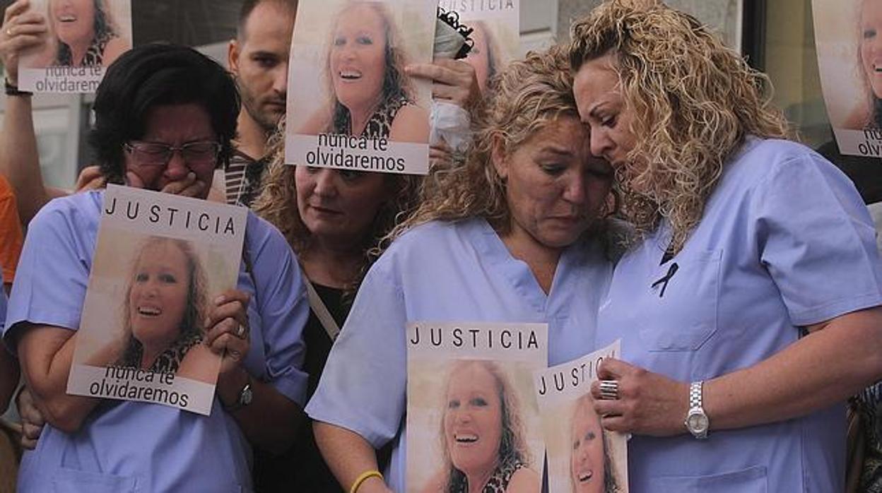 Compañeras de la víctima se concentraron días después del crimen demandando justicia