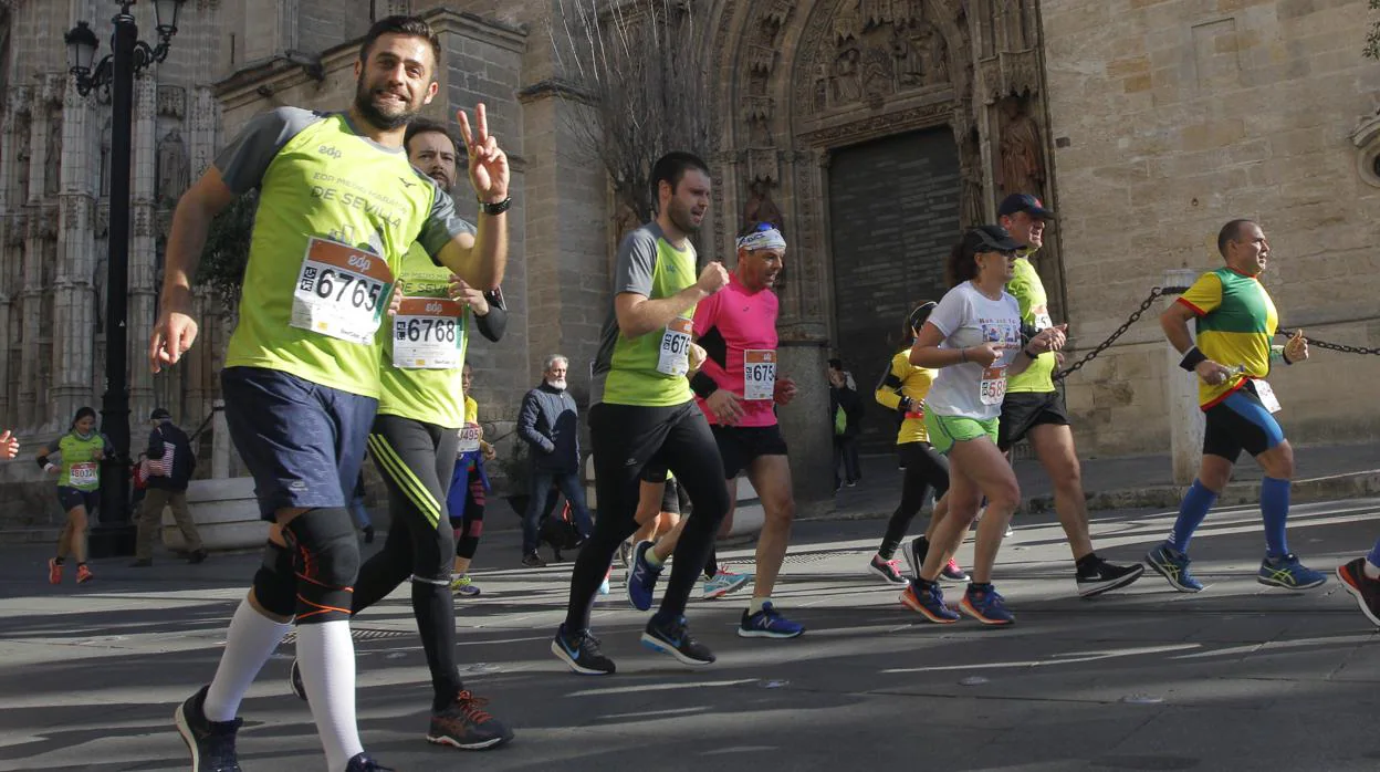 Corredores por la Catedral de Sevilla durante la Media Maratón