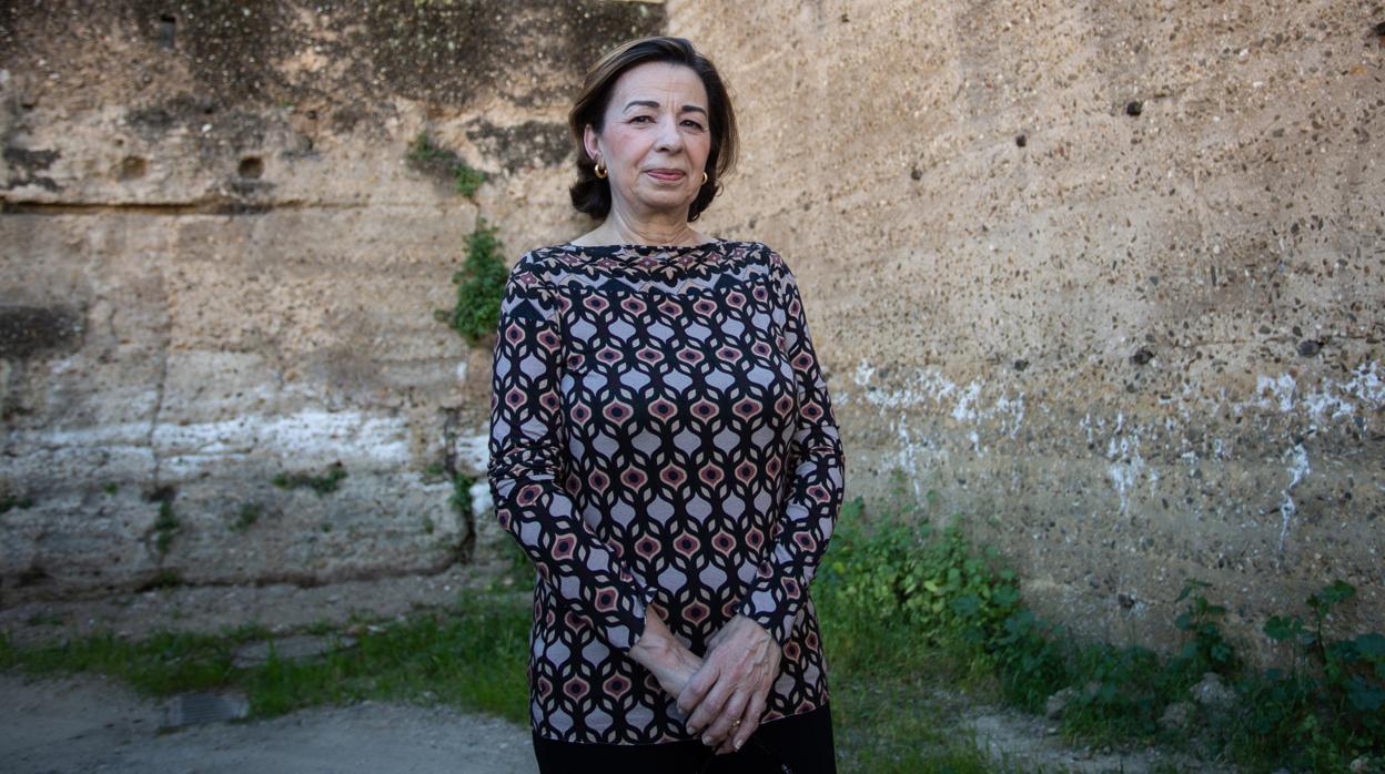 Magdalena Valor junto a las murallas de Sevilla