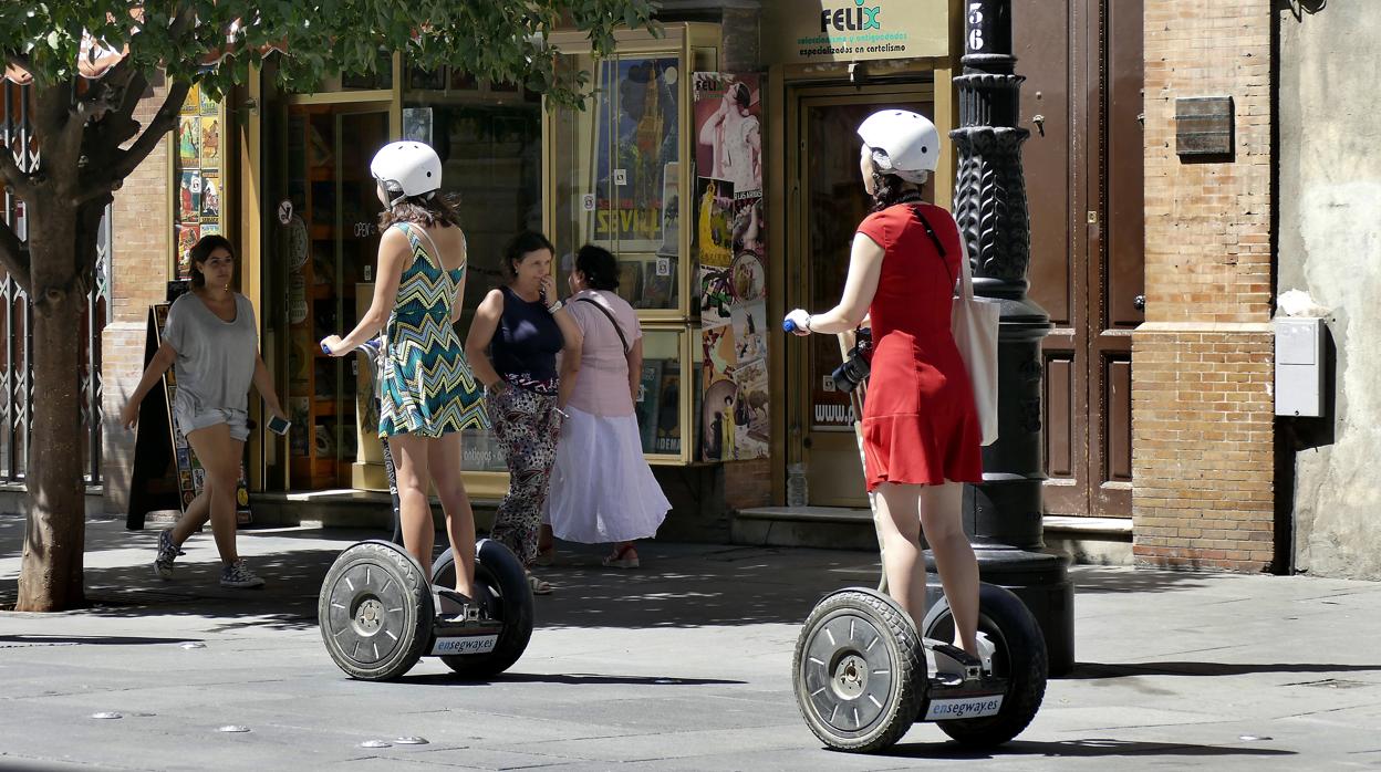 Varias usuarias de segways, por la Avenida