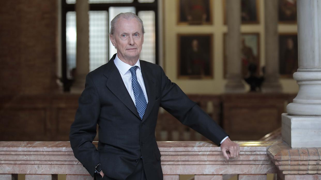 Pedro Morenés en el interior de la Capitanía General durante la entrevista concedida a ABC