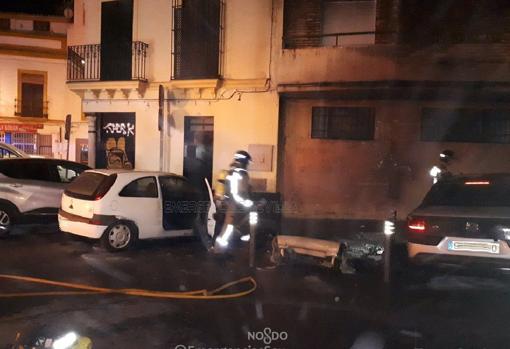 Tres personas afectadas por inhalación de humo tras el incendio de un contenedor en la calle Peñuelas de Sevilla