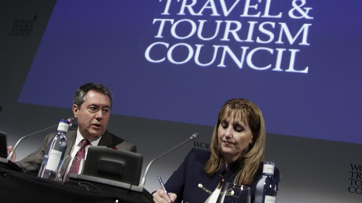 Juan Espadas, con la presidenta de la WTTC, Gloria Guevara