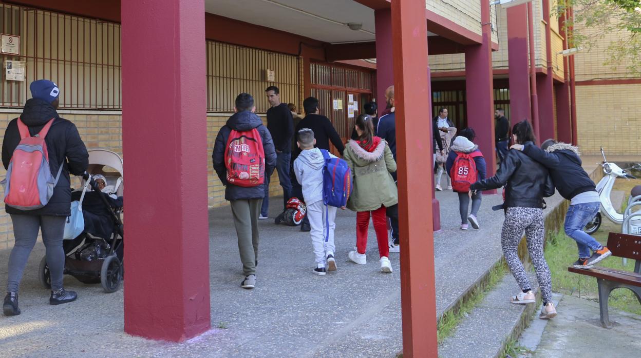 Alumnos del CEIP Fray Bartolomé de las Casas entran al colegio