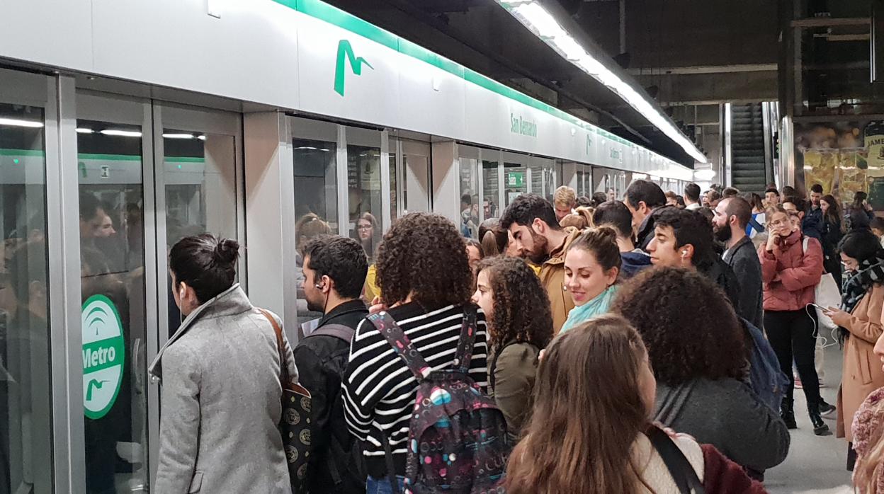 Imagen de una estación del metro de Sevilla