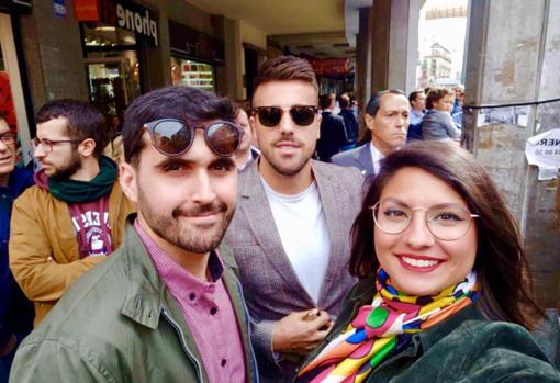 La pareja junto a su amigo Alejandro