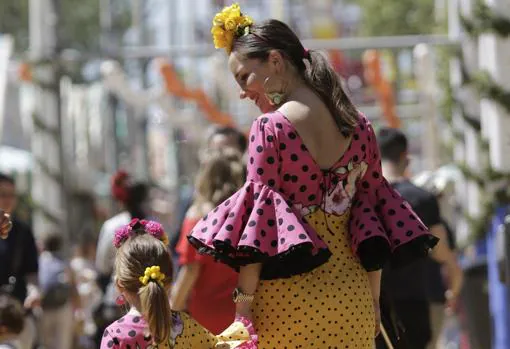 Una madre con su hija vestidas de flamenca