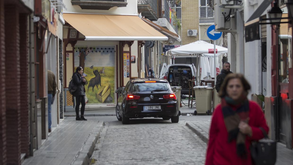 Calle Baños con circulación de vehículos