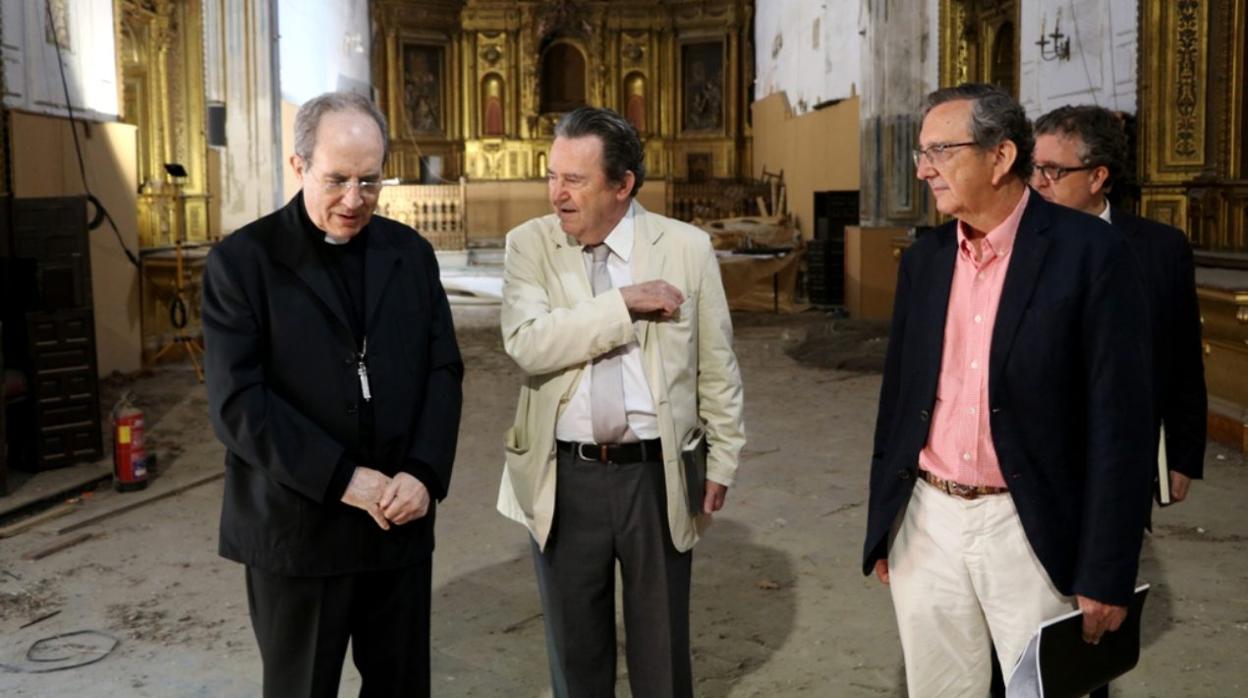 El arzobispo visitó junto al ecónomo y los arquitectos la iglesia de Santa Clara