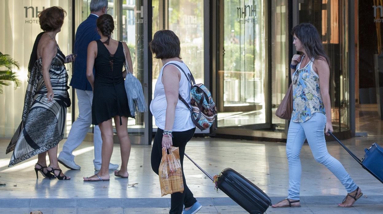 Unos clientes, a su llegada a un hotel sevillano
