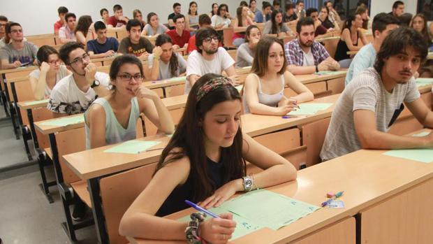 ¿Aprobarías la Selectividad en Andalucía? Compruébalo en esta encuesta