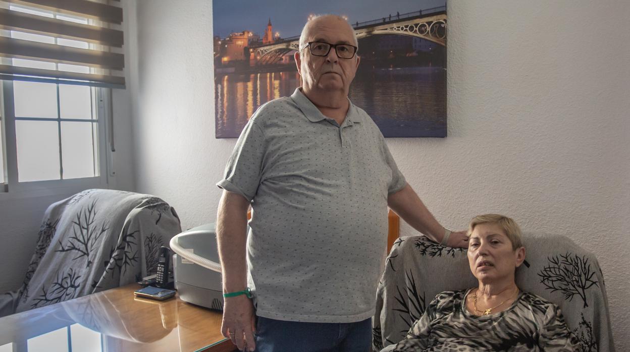 Antonio Sánchez Pinto con Carmen, su mujer, de 66 años de edad. Padece ELA y ya no puede moverse ni hablar. Él tiene invalidez absoluta y cuida de ella