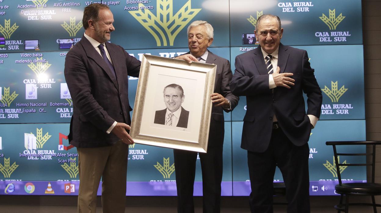 José Luis García-Palacios y Francisco Herrero entregan un cuadro a Rafael Juliá