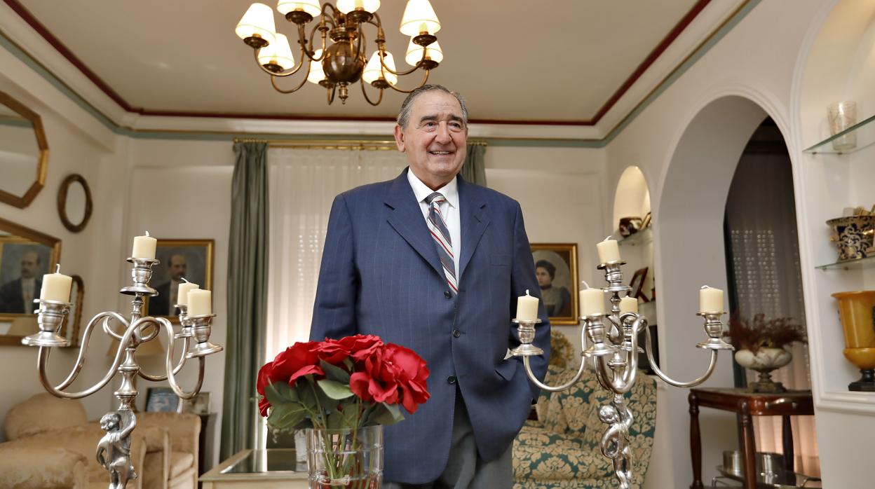 Rafael Juliá en el despacho de su domicilio sevillano