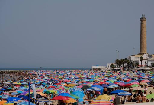 Imagen de la playa de Chipiona y el faro