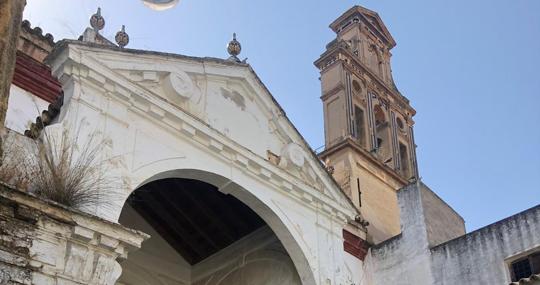 La espadaña y el acceso a la iglesia de Santa Clara, que también será restaurada