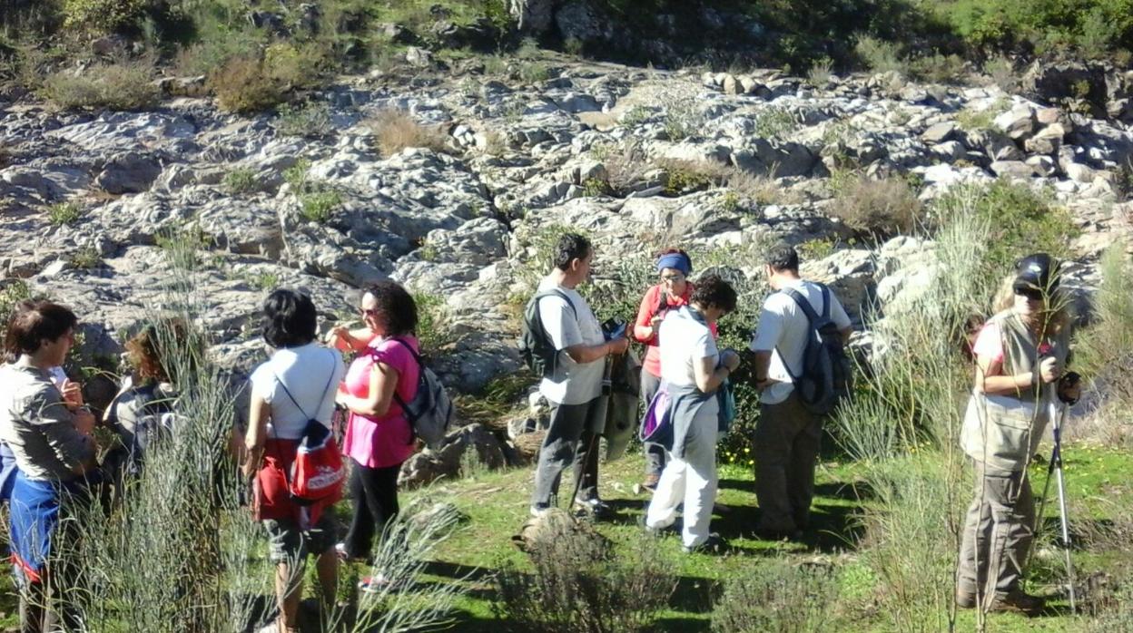 Senderismo en un paraje de Cazalla de la Sierra