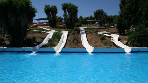 Toboganes en el parque acuático Aquópolis