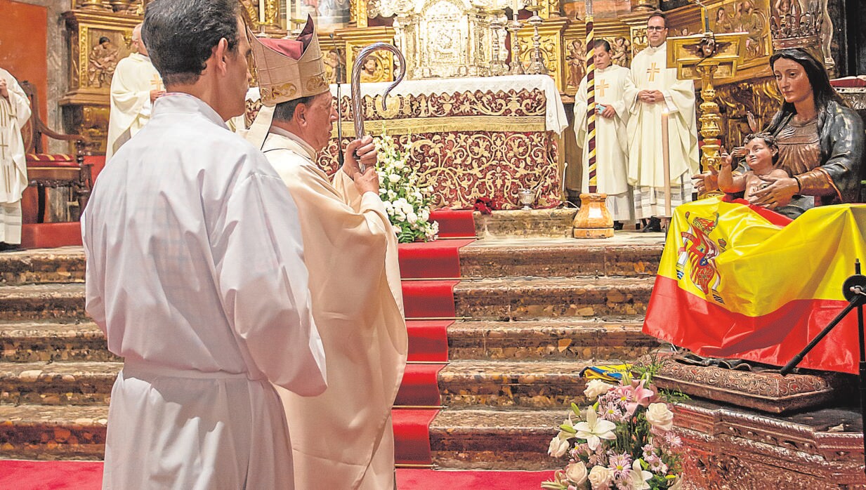 Monseñor Juan del Río, durante la bendición de la bandera que onderá el «Pros»