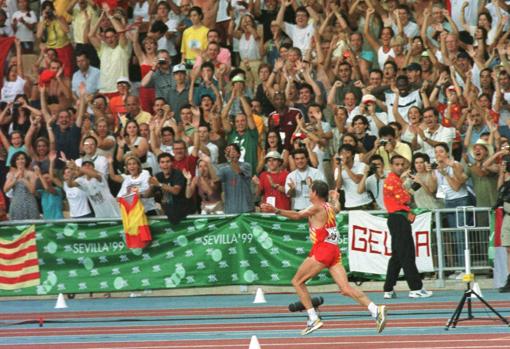 Antón, entrando en el estadio con gesto victorioso