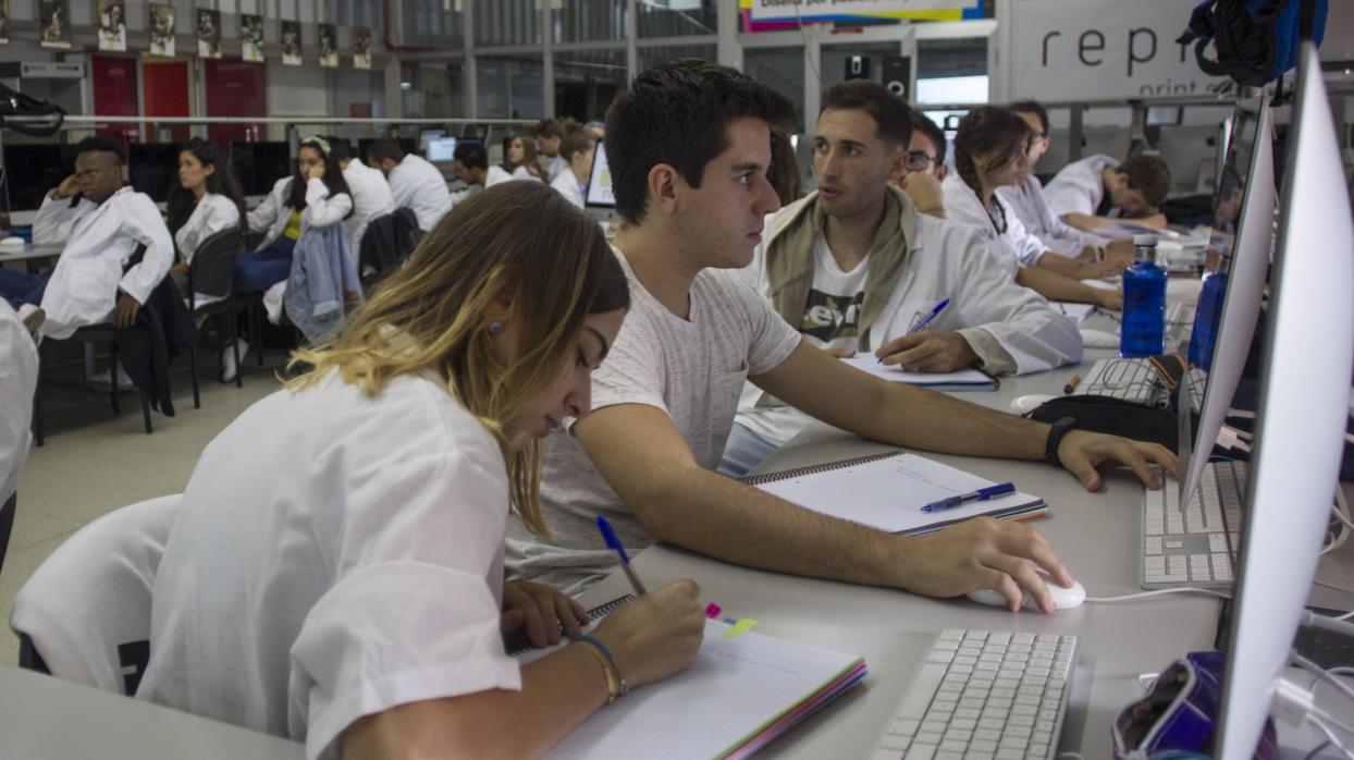 Un grupo de estudiantes de FP en clase