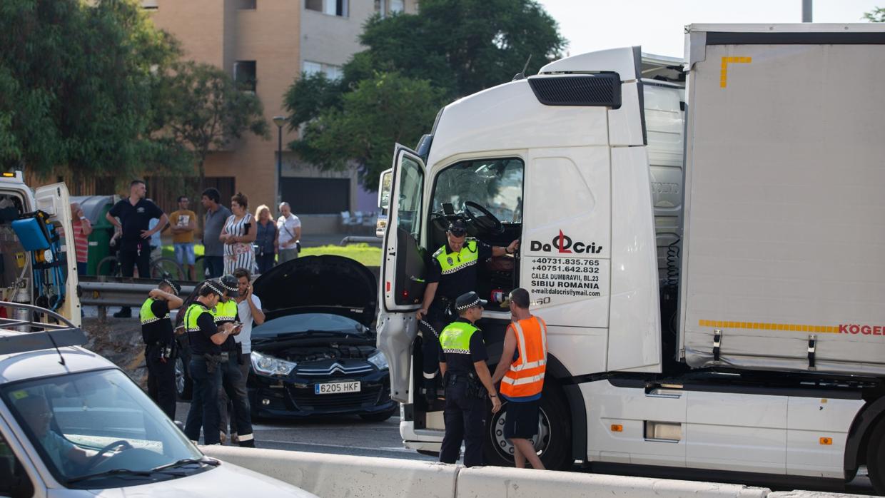 Colisión entre un camión y dos turismos en la Ronda Urbana Norte de Sevilla
