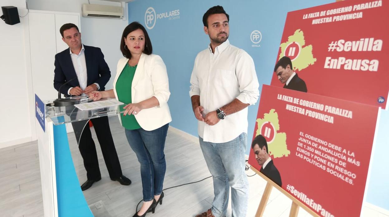 La popular Virginia Pérez, junto al cartel de su campaña en redes