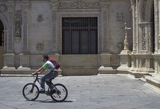 La cruz pasa desapercibida en el conjunto