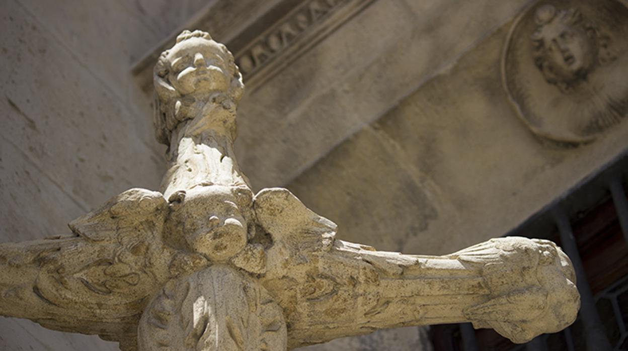 Detalle de la Cruz del Arquillo, antes de sufrir los recientes ataques vandálicos