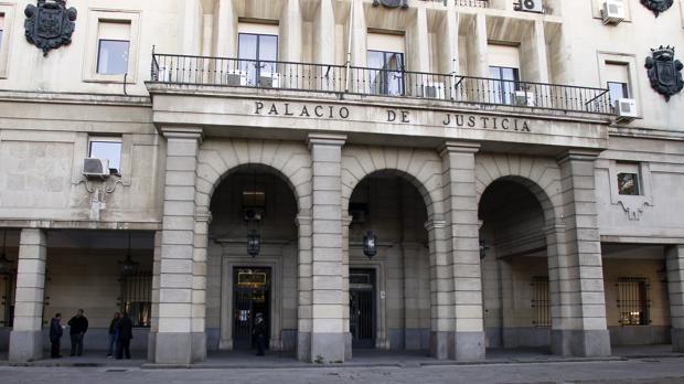 Un acuerdo con la Fiscalía rebaja de diez años de cárcel a una multa de 1.800 euros la pena por falsificar dólares