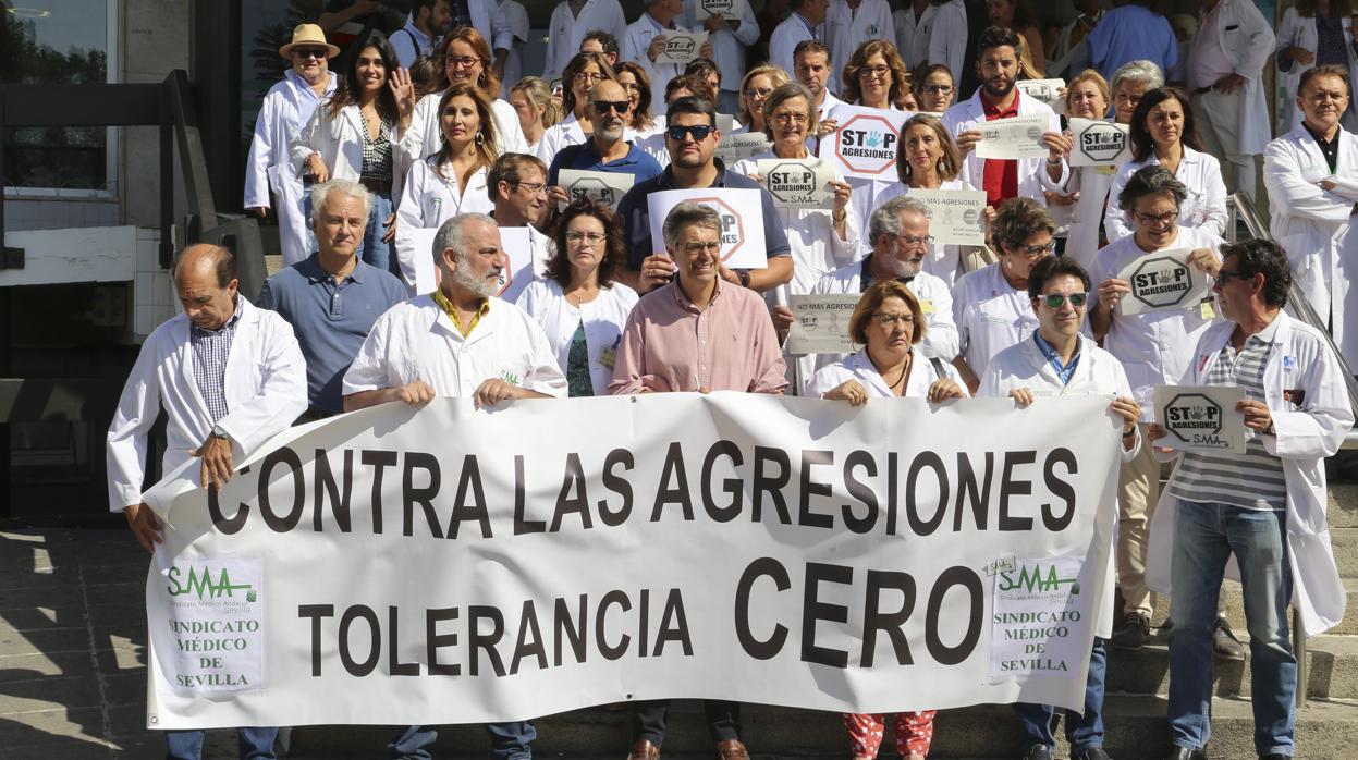 Los médicos en la puerta del Hospital Universitario Virgen Macarena