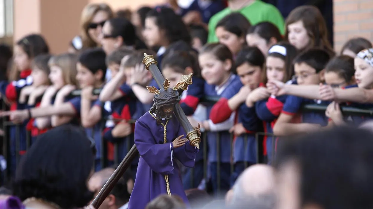 Una procesión de Semana Santa en un colegio de Sevilla