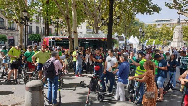 Usuarios de patinetes salen a la calle en Sevilla pidiendo regulación y no prohibición