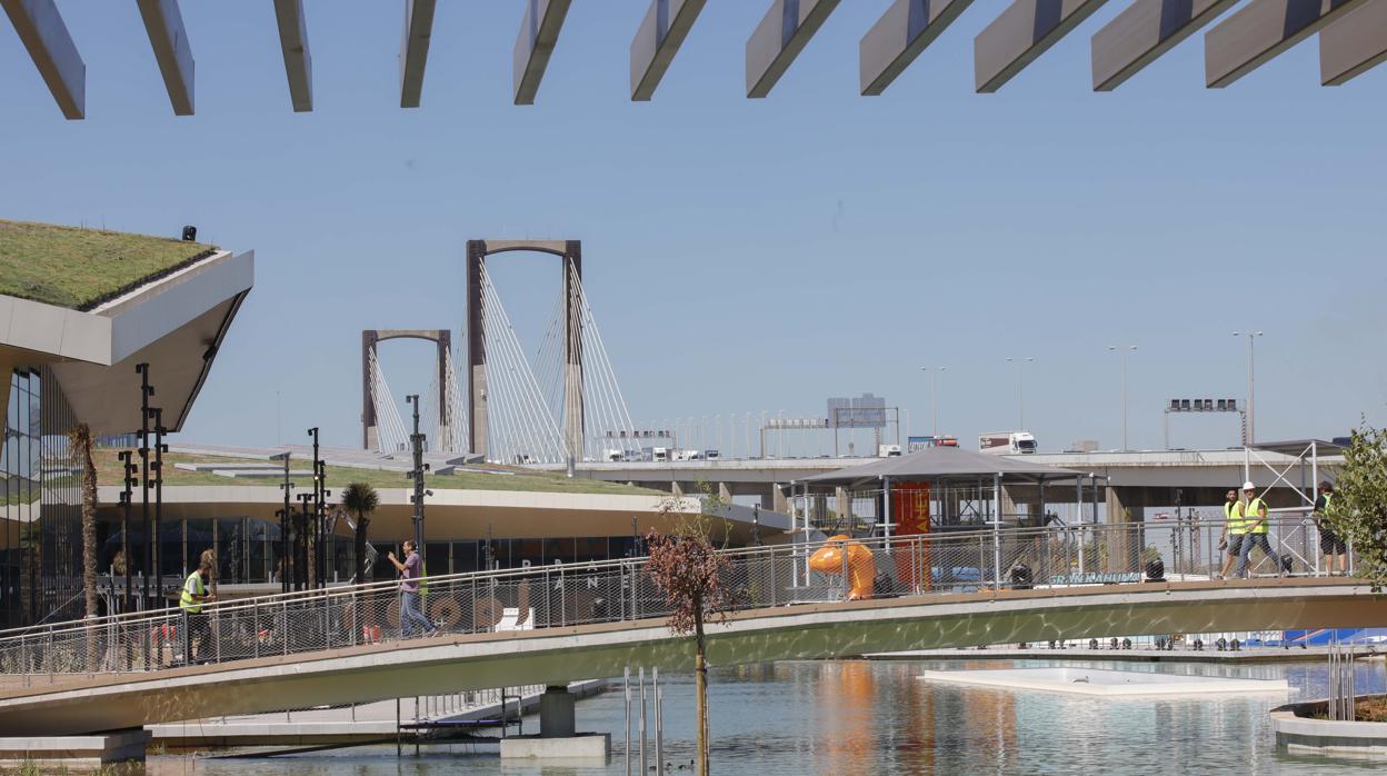 El centro comercial Lagoh, con el el Puente del V Centenario al fondo