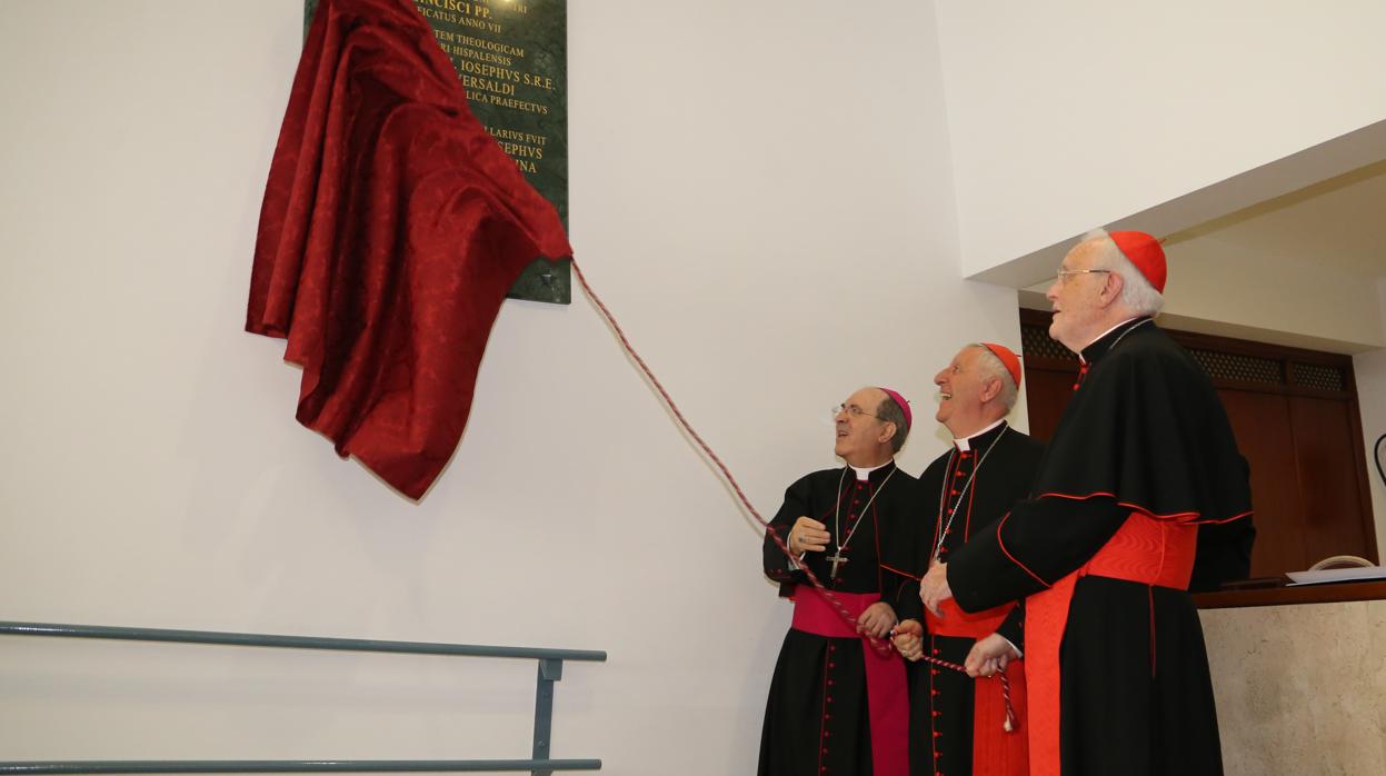Monseñor Asenjo y cardenales Versaldi y Amigo, en la inauguración de la nueva facultad