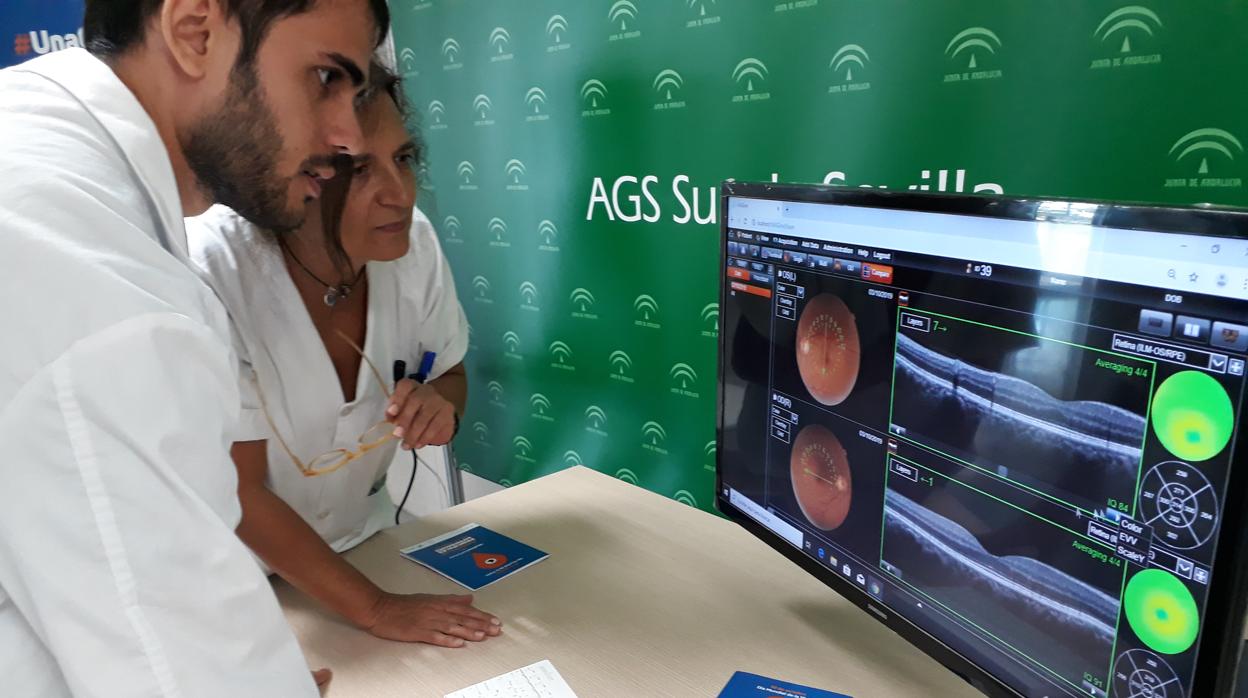 Profesionales del Hospital de Valme analizando una tomografía