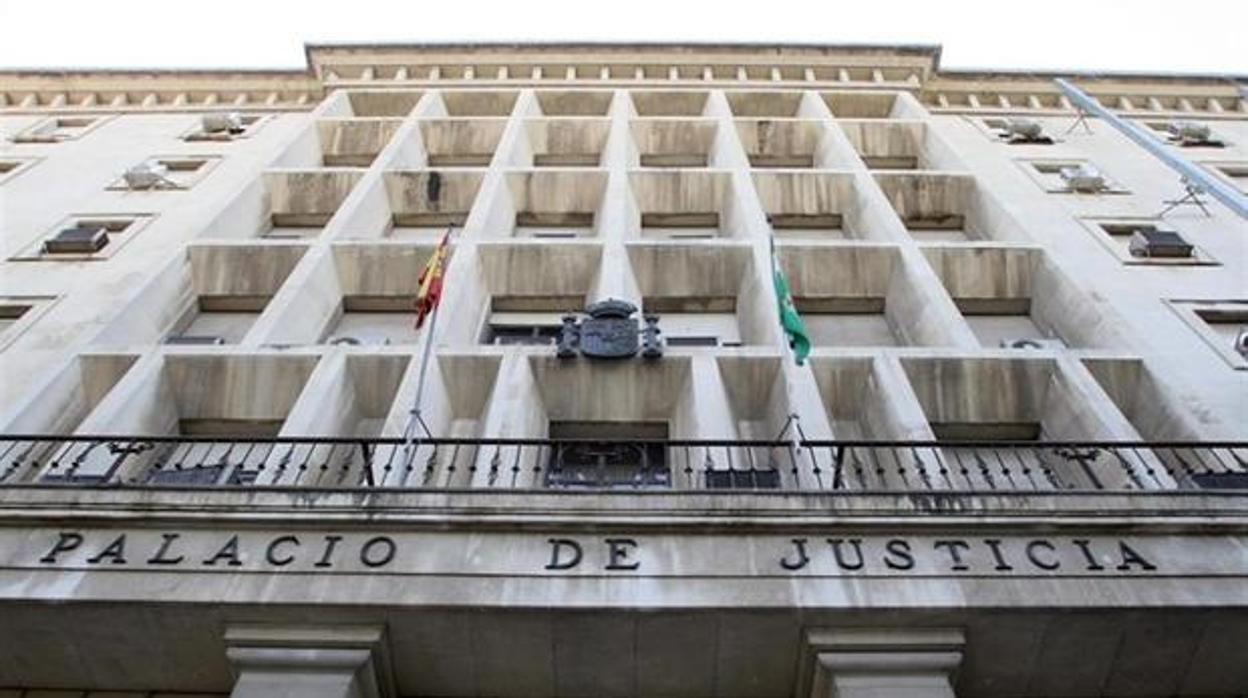 La Audiencia de Sevilla ha acogido este miércoles el juicio contra este varón de 65 años