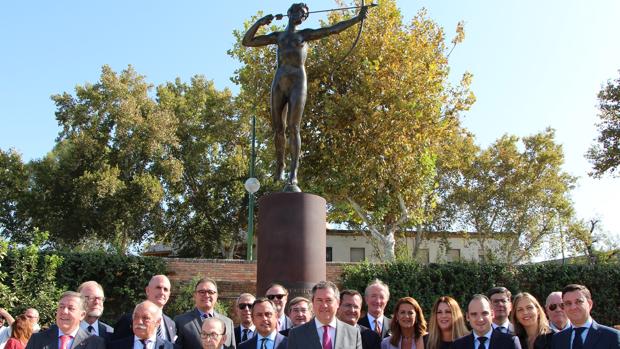 La escultura «Diana Cazadora» ya está en el muelle de Nueva York de Sevilla