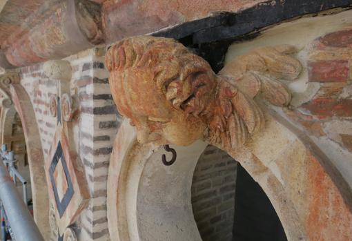 Un angelito de la Giralda, que ha recuperado parte de su policromía original, entre el almagra y el dorado