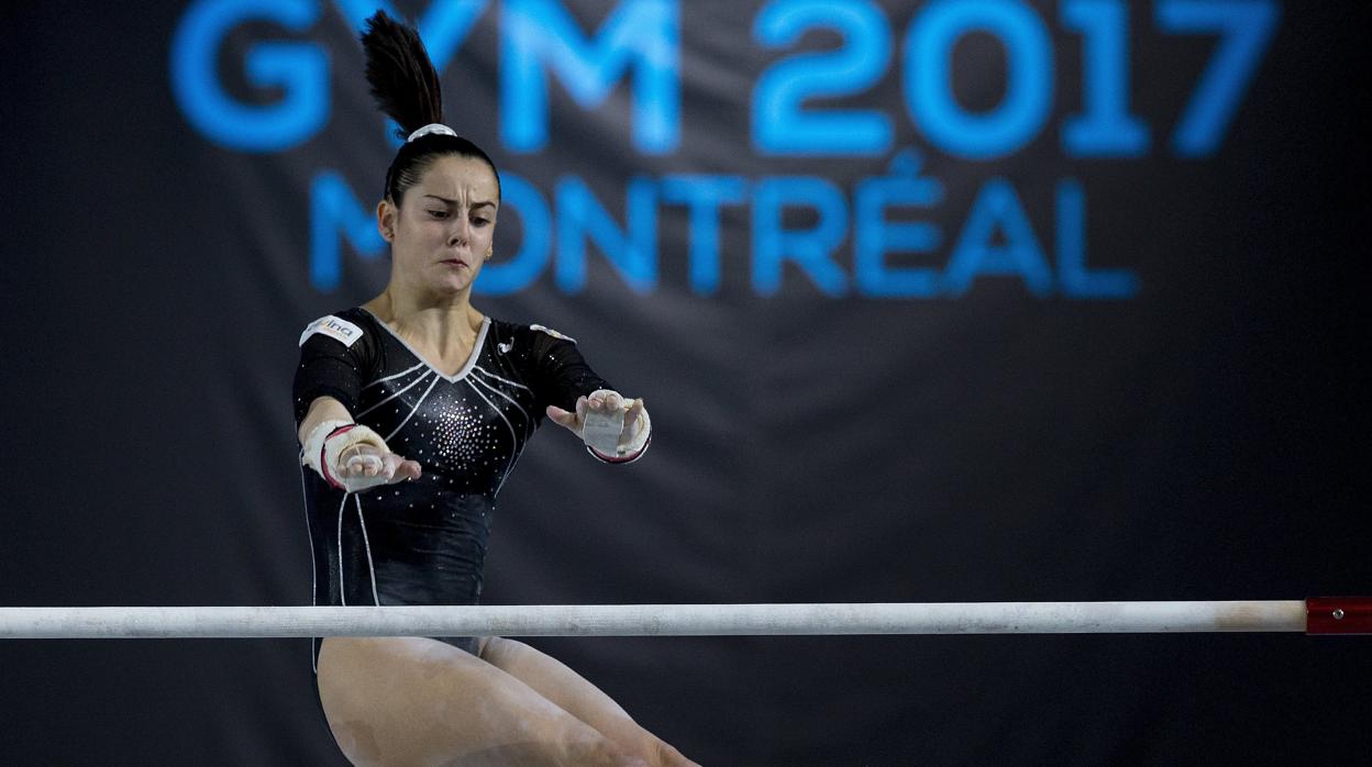 La gimnasta sevillana, en 2017, ejecutando una suelta en las barras asimétricas