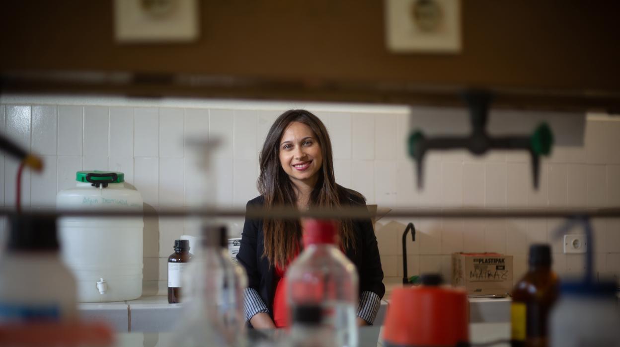 La profesora e investigadora, en el laboratorio de la US donde trabaja a diario